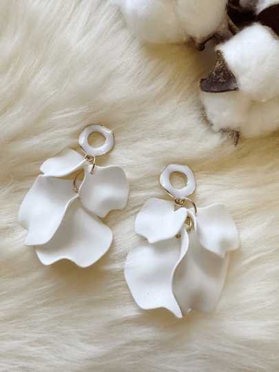 Pure white flower earrings | matte petal earrings | golden disc geometric floral earrings | bridal party wedding bridesmaid earrings - TuttyKnitty