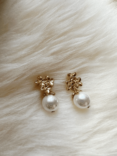 Golden daisy earrings with pearl| dangle pearl earrings | elegant lightweight earrings | autumn leaf bridal statement earrings - TuttyKnitty