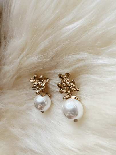 Golden daisy earrings with pearl| dangle pearl earrings | elegant lightweight earrings | autumn leaf bridal statement earrings - TuttyKnitty