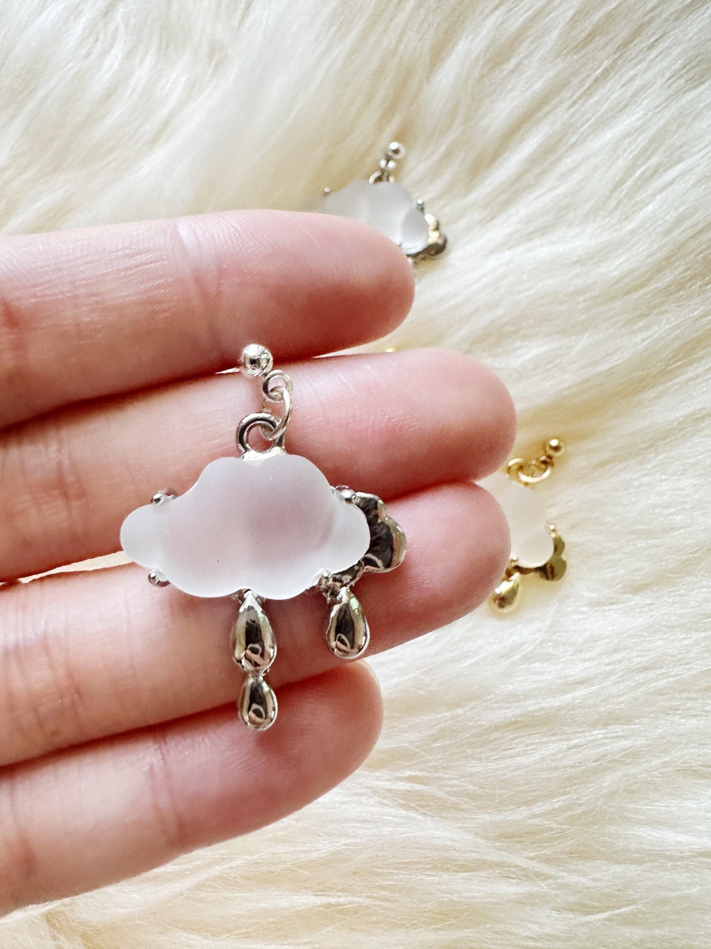 Golden or silver frosty cloud earrings - TuttyKnitty