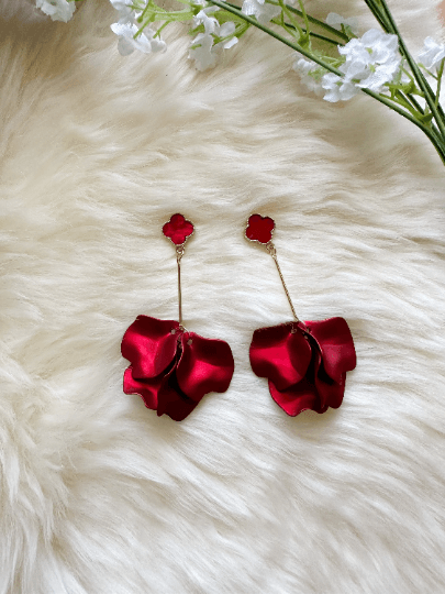 Hot red flowers earrings | iridescent glitters petals earrings | gold & clover floral earrings | bridal party wedding earrings - TuttyKnitty