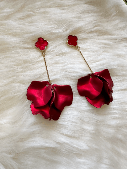 Hot red flowers earrings | iridescent glitters petals earrings | gold & clover floral earrings | bridal party wedding earrings - TuttyKnitty