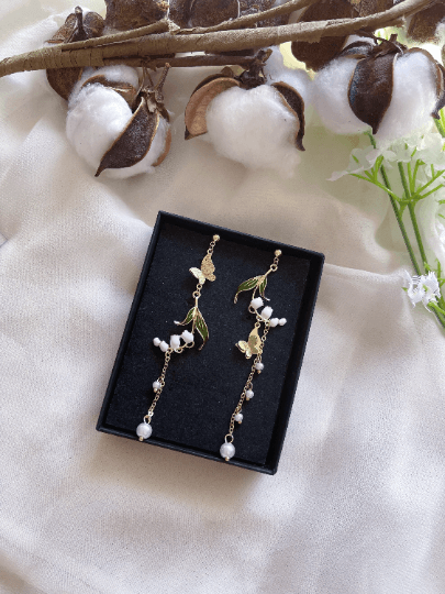 Mini daisy flowers dangle earrings | butterfly and flower pearl chain | minimalist iridescent gold floral earrings | bridal party wedding - TuttyKnitty