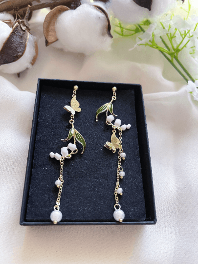 Mini daisy flowers dangle earrings | butterfly and flower pearl chain | minimalist iridescent gold floral earrings | bridal party wedding - TuttyKnitty