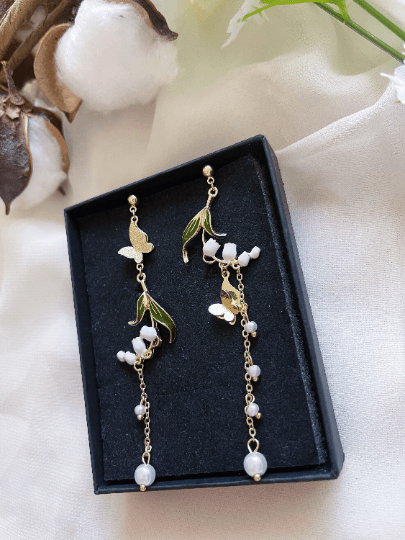 Mini daisy flowers dangle earrings | butterfly and flower pearl chain | minimalist iridescent gold floral earrings | bridal party wedding - TuttyKnitty