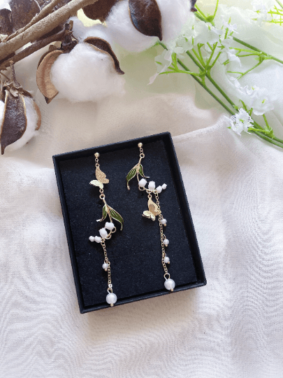 Mini daisy flowers dangle earrings | butterfly and flower pearl chain | minimalist iridescent gold floral earrings | bridal party wedding - TuttyKnitty