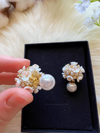 Mini daisy flowers dangle earrings | pearlescent petals resin stones | minimalist iridescent gold elegant floral earrings | bridal party - TuttyKnitty