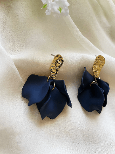 Navy blue flowers earrings | frosted matte petals earrings | gold & blue floral earrings | bridal party wedding earrings - TuttyKnitty