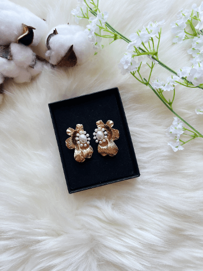 Picasso lady face flower earrings | frosted petals drop earrings | flower girl mismatch | spring floral flowy bridal party wedding earrings - TuttyKnitty