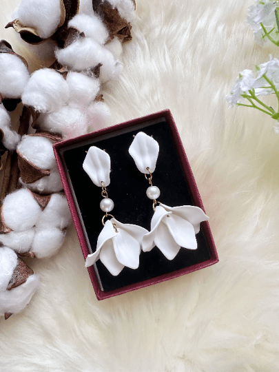 Pure white flower earrings | dangle petals baroque earrings | unique golden floral earrings | bridal party wedding earrings - TuttyKnitty