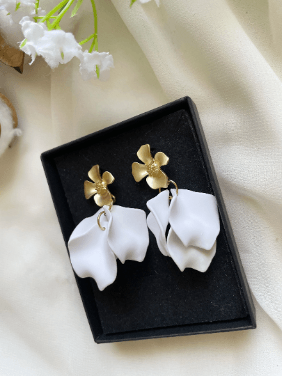 Pure white flower earrings | dangle petals baroque earrings | unique golden floral earrings | bridal party wedding earrings - TuttyKnitty