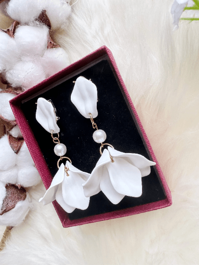 Pure white flower earrings | dangle petals baroque earrings | unique golden floral earrings | bridal party wedding earrings - TuttyKnitty