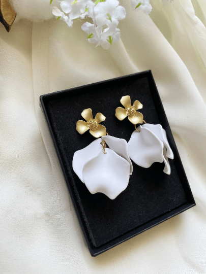 Pure white flower earrings | dangle petals baroque earrings | unique golden floral earrings | bridal party wedding earrings - TuttyKnitty