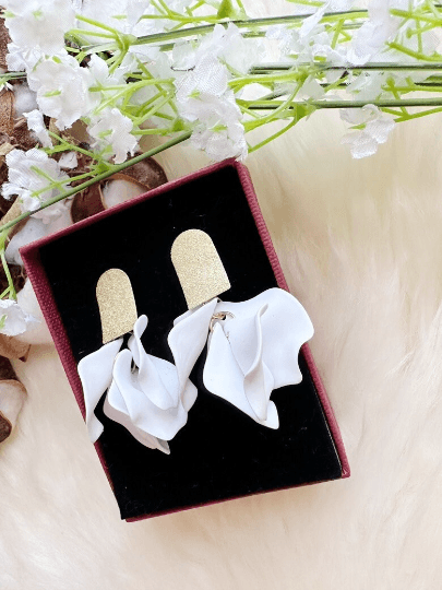 Pure white flower earrings | matte petal earrings | golden texture disc geometric floral earrings | bridal party wedding bridesmaid earrings - TuttyKnitty