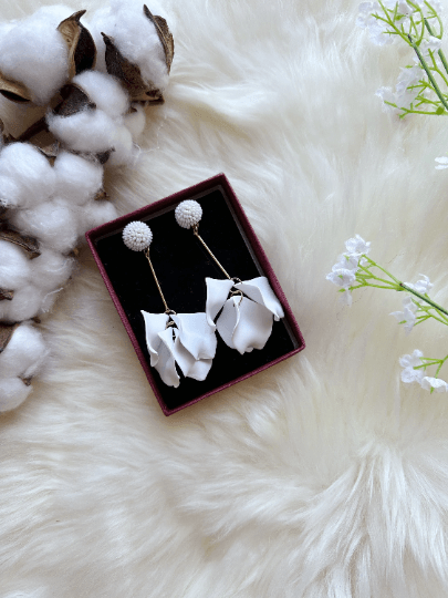 Pure white flower earrings |dangle petals baroque earrings | beaded bar unique floral earrings | bridal party wedding earrings - TuttyKnitty