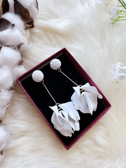 Pure white flower earrings |dangle petals baroque earrings | beaded bar unique floral earrings | bridal party wedding earrings - TuttyKnitty