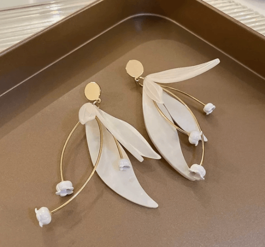 Pure white flower earrings |dangly earrings | acetate white petals statement earrings | golden disc geometric floral earrings | bridal - TuttyKnitty