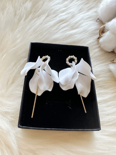 Pure white flower earrings |dangly earrings | frosted petals dangle pearls earrings | golden geometric floral earrings | bridal - TuttyKnitty