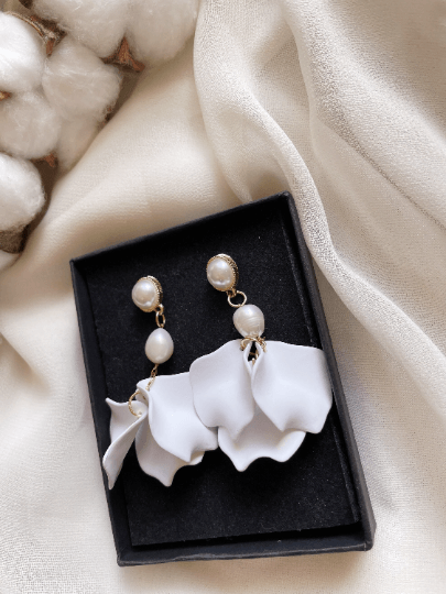 Pure white flowers earrings dangly earrings | matte petals hoop freshwater pearl floral earrings | bridal party wedding earrings - TuttyKnitty