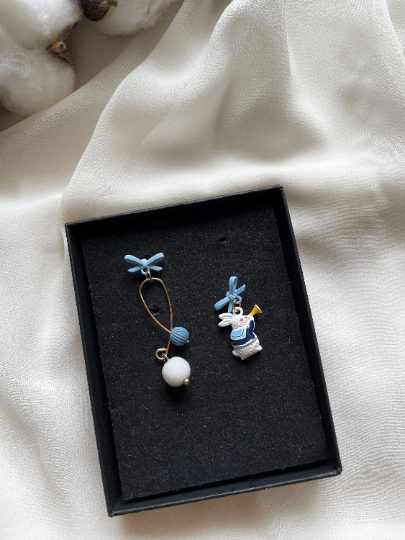 Rabbit and ribbon earrings | Alice wonderland earrings | Pearl dangle earrings | Mismatched earrings | Kawaii earrings - TuttyKnitty